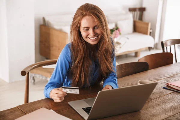 Красивая Молодая Женщина Ноутбуком Кредитной Картой Кафе — стоковое фото