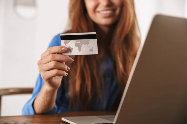 Primer Plano Una Hermosa Joven Con Ordenador Portátil Tarjeta Crédito — Foto de Stock