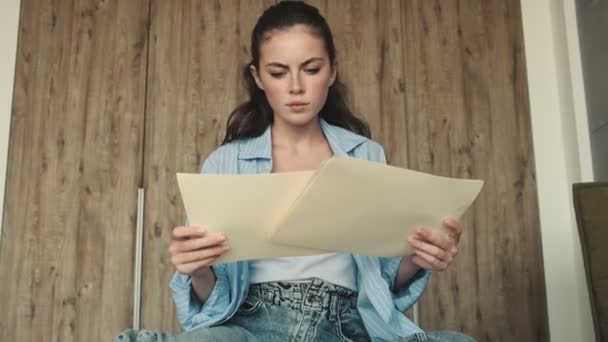 Soustředěná Žena Pracuje Papírovými Dokumenty Zatímco Sedí Doma — Stock video