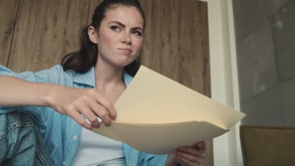 Een Serieus Denkende Vrouw Werkt Thuis Met Papieren Documenten — Stockvideo