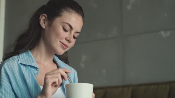 Egy Csinos Iszik Egy Csésze Teát Miközben Otthon Hálószobájában — Stock videók