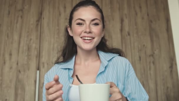 Une Femme Heureuse Boit Une Tasse Thé Tout Regardant Caméra — Video