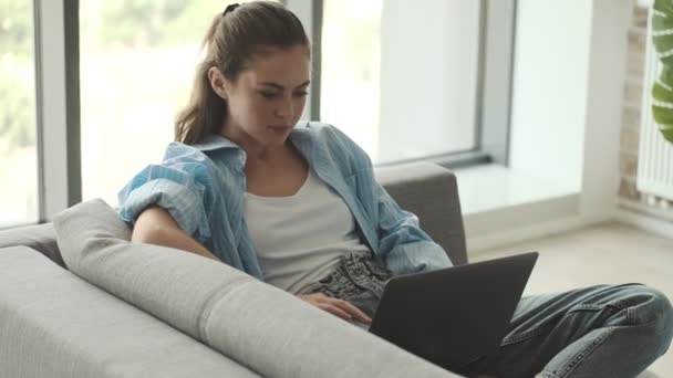 Una Joven Concentrada Está Usando Computadora Portátil Sentada Sala Estar — Vídeo de stock