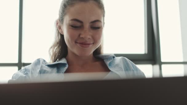 Een Bijgesneden View Van Een Gelukkige Jonge Vrouw Met Behulp — Stockvideo