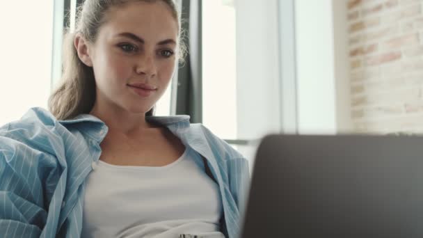 Una Joven Sonriente Está Usando Computadora Portátil Sentada Sala Estar — Vídeo de stock