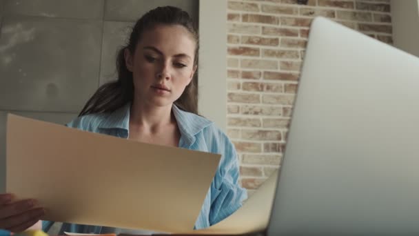 Une Jeune Femme Sérieuse Travaille Assise Table Maison — Video