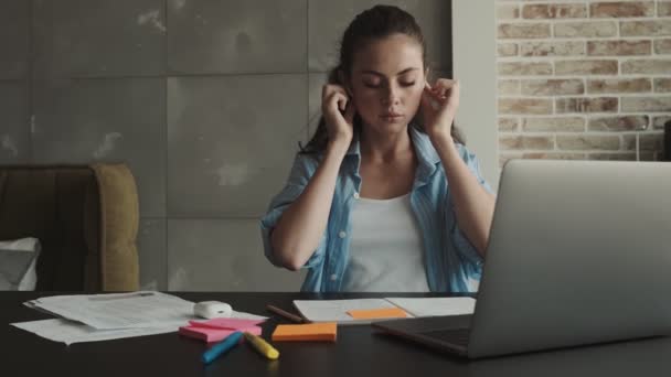 Een Kalme Jonge Vrouw Trekt Haar Oordopjes Aan Terwijl Thuis — Stockvideo