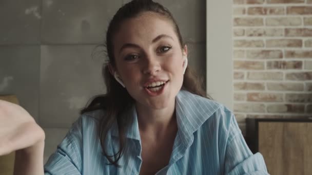 Una Joven Feliz Con Auriculares Tiene Una Conversación Línea Usando — Vídeos de Stock