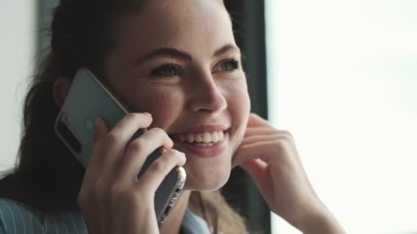 Una Vista Cerca Una Joven Feliz Está Hablando Teléfono Inteligente — Vídeos de Stock