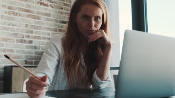 Jonge Mooie Roodharige Vrouw Zitten Aan Tafel Binnen Thuis Met — Stockvideo