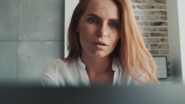 Jong Geconcentreerd Geweldig Roodharige Vrouw Zitten Aan Tafel Binnen Thuis — Stockvideo