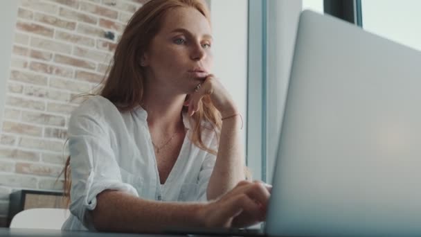 Jong Geconcentreerd Geweldig Roodharige Vrouw Zitten Aan Tafel Binnen Thuis — Stockvideo