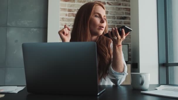 Jonge Verbazingwekkende Roodharige Vrouw Binnen Thuis Praten Mobiele Telefoon Tijdens — Stockvideo