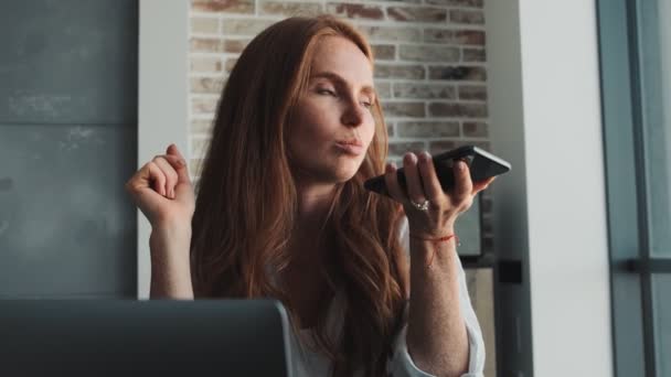 Jonge Verbazingwekkende Roodharige Vrouw Binnen Thuis Praten Mobiele Telefoon Tijdens — Stockvideo