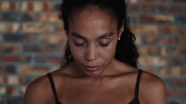 Genç Afrikalı spor kadın içerde kamerada gözlerini açıyor