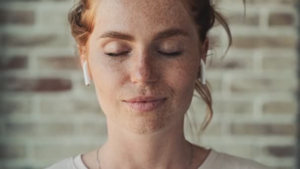 Jong Gelukkig Roodharige Vrouw Binnen Thuis Luisteren Muziek Met Oortjes — Stockvideo