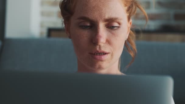 여자가 노트북 컴퓨터를 사용하면서 집안에 있습니다 — 비디오
