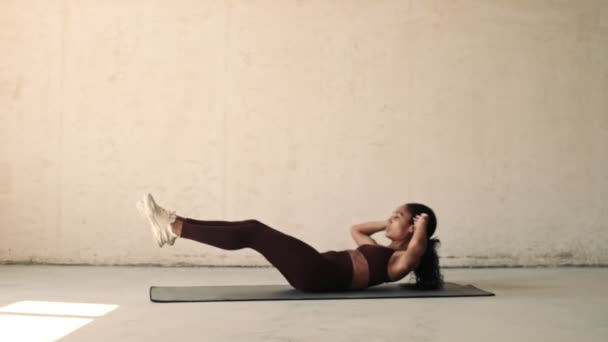 Junge Afrikanische Fitness Frau Macht Sport Bauchmuskelübungen Isoliert Vor Weißem — Stockvideo