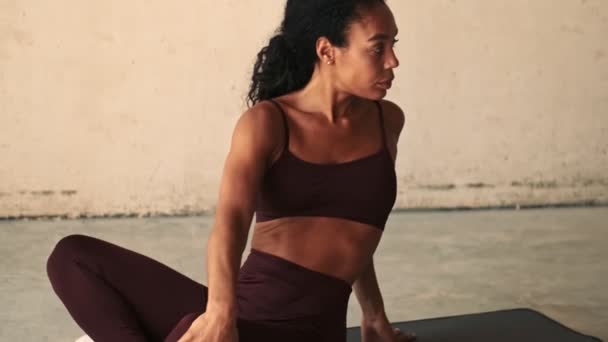 年轻的非洲健身女子在白墙背景下做伸展运动 — 图库视频影像