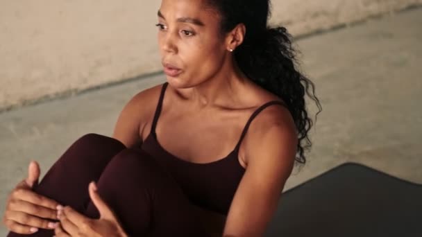 Mladý Africký Fitness Žena Dělat Sportovní Abs Cvičení Izolované Přes — Stock video