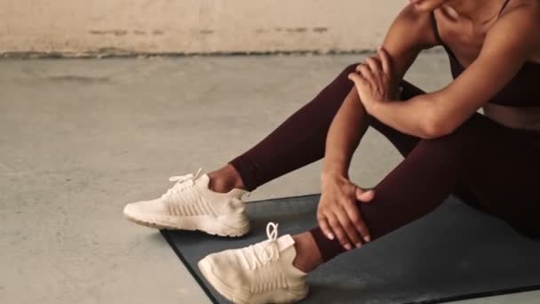 Mladý Vážný Africký Fitness Žena Vázat Její Boty Tkaničky Izolované — Stock video