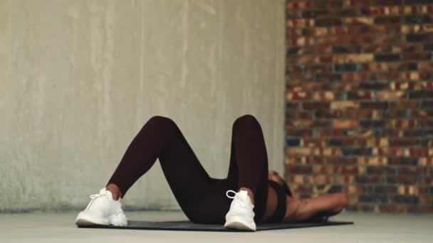 Junge Afrikanische Sportlerin Macht Sport Bauchmuskelübungen Isoliert Über Weißem Wandhintergrund — Stockvideo