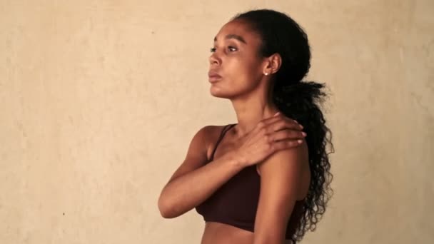 Giovane Donna Sportiva Africana Fare Esercizi Riscaldamento Isolato Sfondo Muro — Video Stock
