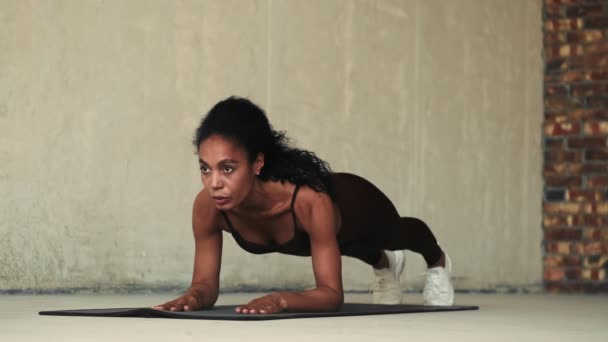 Jonge Afrikaanse Fitness Vrouw Maken Sport Plank Oefening Geïsoleerd Witte — Stockvideo