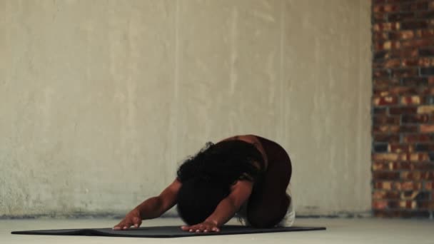 Jeune Africaine Forte Femme Sportive Faisant Étirement Vers Haut Exercice — Video