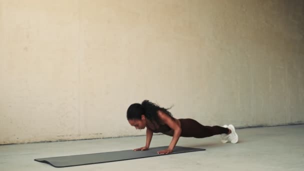 Jeune Femme Sportive Africaine Faisant Burpee Exercice Isolé Sur Fond — Video