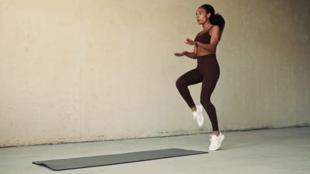 Jeune Femme Sportive Africaine Faisant Des Exercices Combustion Des Graisses — Video