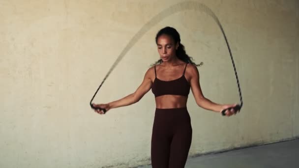 Kebugaran Muda Wanita Terkonsentrasi Melompat Lompat Dengan Tali Diisolasi Atas — Stok Video