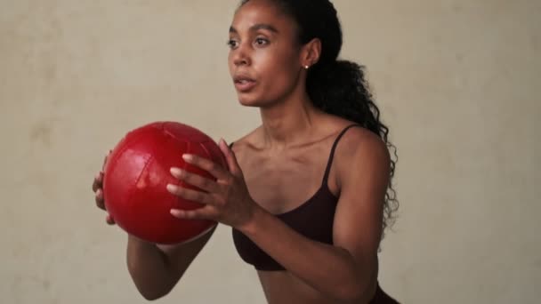 Genç Afrikalı Spor Kadını Beyaz Duvar Arkasında Topuyla Çömelme Yapıyor — Stok video