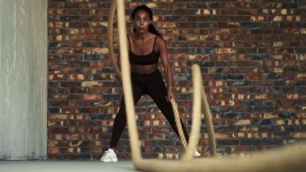 Jovem Africana Fitness Forte Mulher Fazendo Exercício Com Cordas — Vídeo de Stock