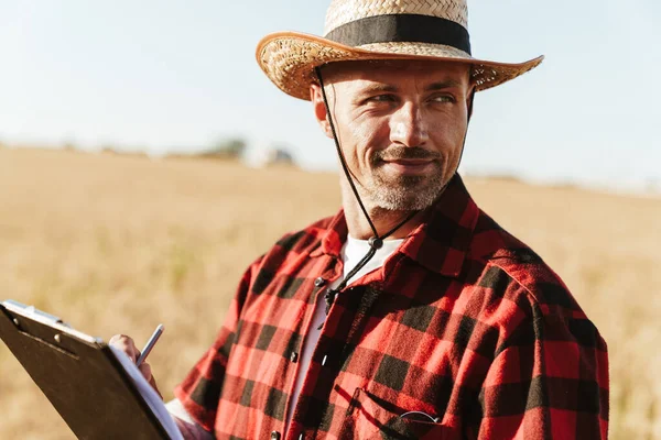 Immagine Compiaciuto Uomo Adulto Cappello Paglia Che Lavora Con Carte — Foto Stock