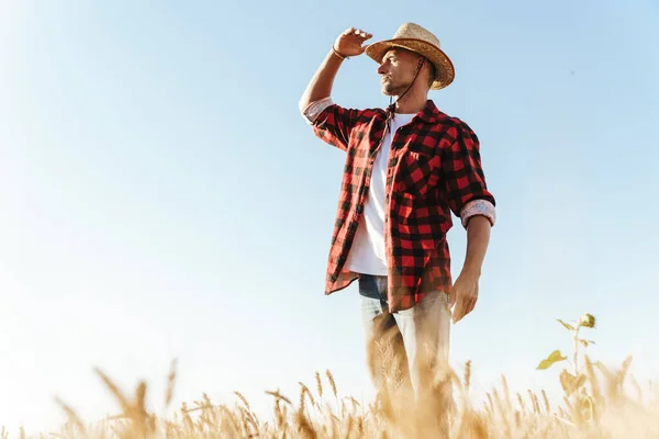 Bild Orakad Vuxen Man Halmhatt Tittar Sidan När Han Står — Stockfoto