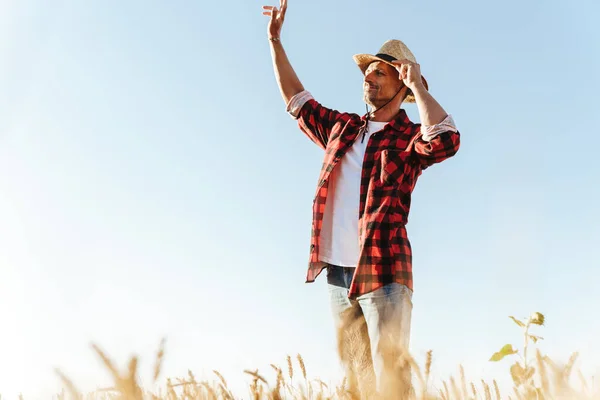 Immagine Uomo Adulto Soddisfatto Cappello Paglia Guardando Parte Agitando Mano — Foto Stock