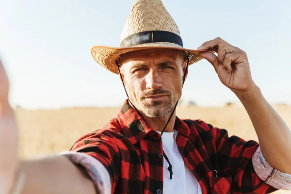 Imagem Homem Adulto Bonito Chapéu Palha Tirando Foto Selfie Enquanto — Fotografia de Stock