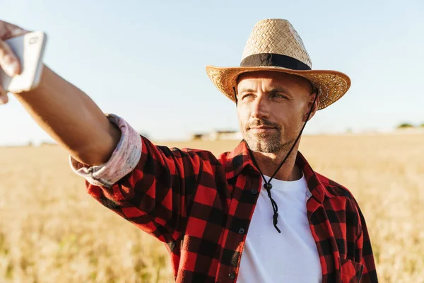 Obrázek Neoholeného Dospělého Muže Slamáku Jak Fotí Selfie Mobilu Když — Stock fotografie