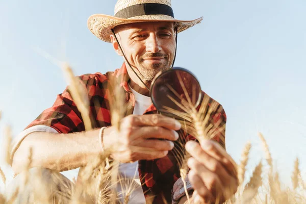 Изображение Довольного Небритого Взрослого Мужчины Шляпе Изучающего Урожай Увеличителем Зерновом — стоковое фото