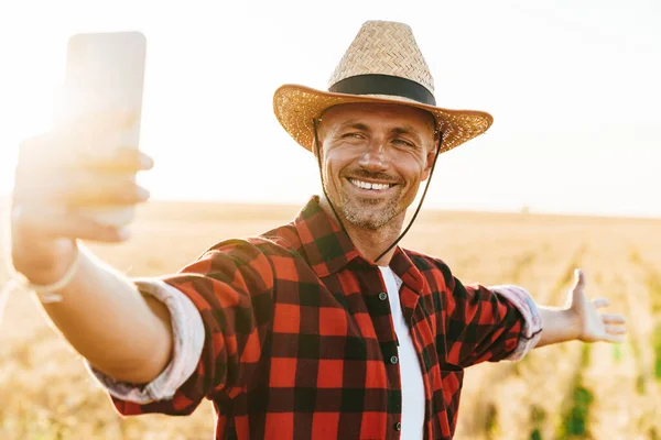 Imagem Homem Adulto Animado Chapéu Palha Tomando Selfie Celular Campo — Fotografia de Stock