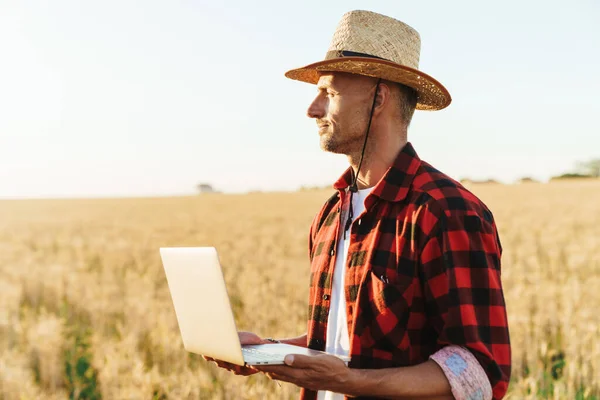 Bild Eines Unrasierten Erwachsenen Mannes Mit Strohhut Der Mit Laptop — Stockfoto