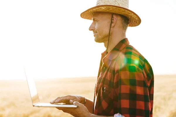 Afbeelding Van Tevreden Volwassen Man Stro Hoed Werken Met Laptop — Stockfoto