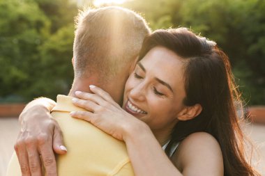 Orta yaşlı mutlu bir çiftin portresi Orta yaşlı mutlu bir çiftin portresi