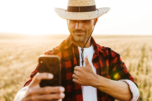 Изображение Довольного Взрослого Мужчины Соломенной Шляпе Делающего Селфи Мобильному Телефону — стоковое фото