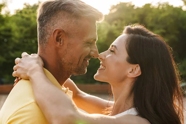 Portret Van Een Gelukkig Stel Van Middelbare Leeftijd Man Vrouw — Stockfoto