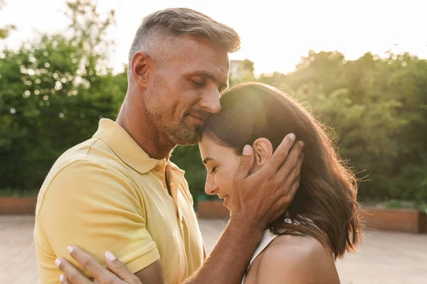 Portret Van Een Blij Volwassen Stel Man Vrouw Glimlachend Knuffelend — Stockfoto