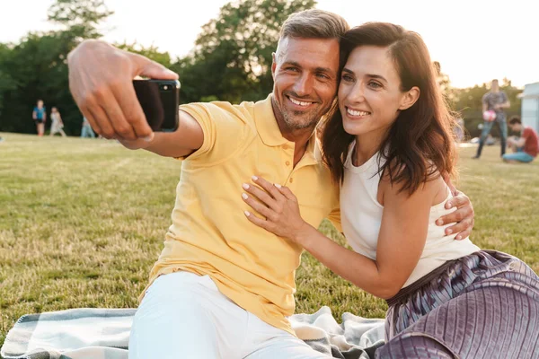 Ritratto Coppia Adulta Sorridente Uomo Donna Che Abbracciano Scattano Foto — Foto Stock