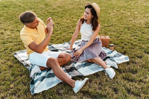 Imagen Hombre Guapo Mediana Edad Tomando Fotos Una Mujer Sonriente — Foto de Stock