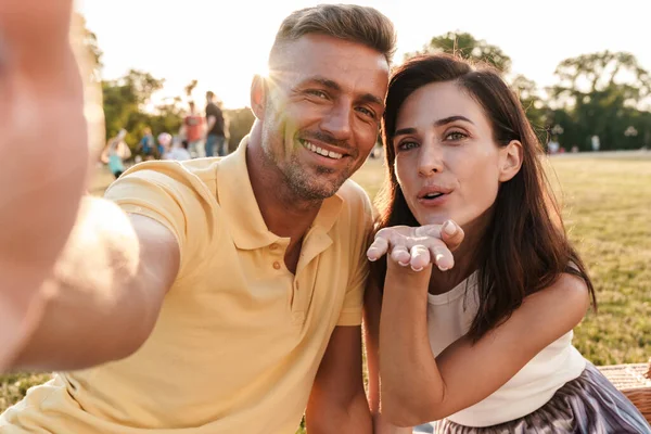 Ritratto Coppia Mezza Età Felice Uomo Donna Che Scattano Foto — Foto Stock